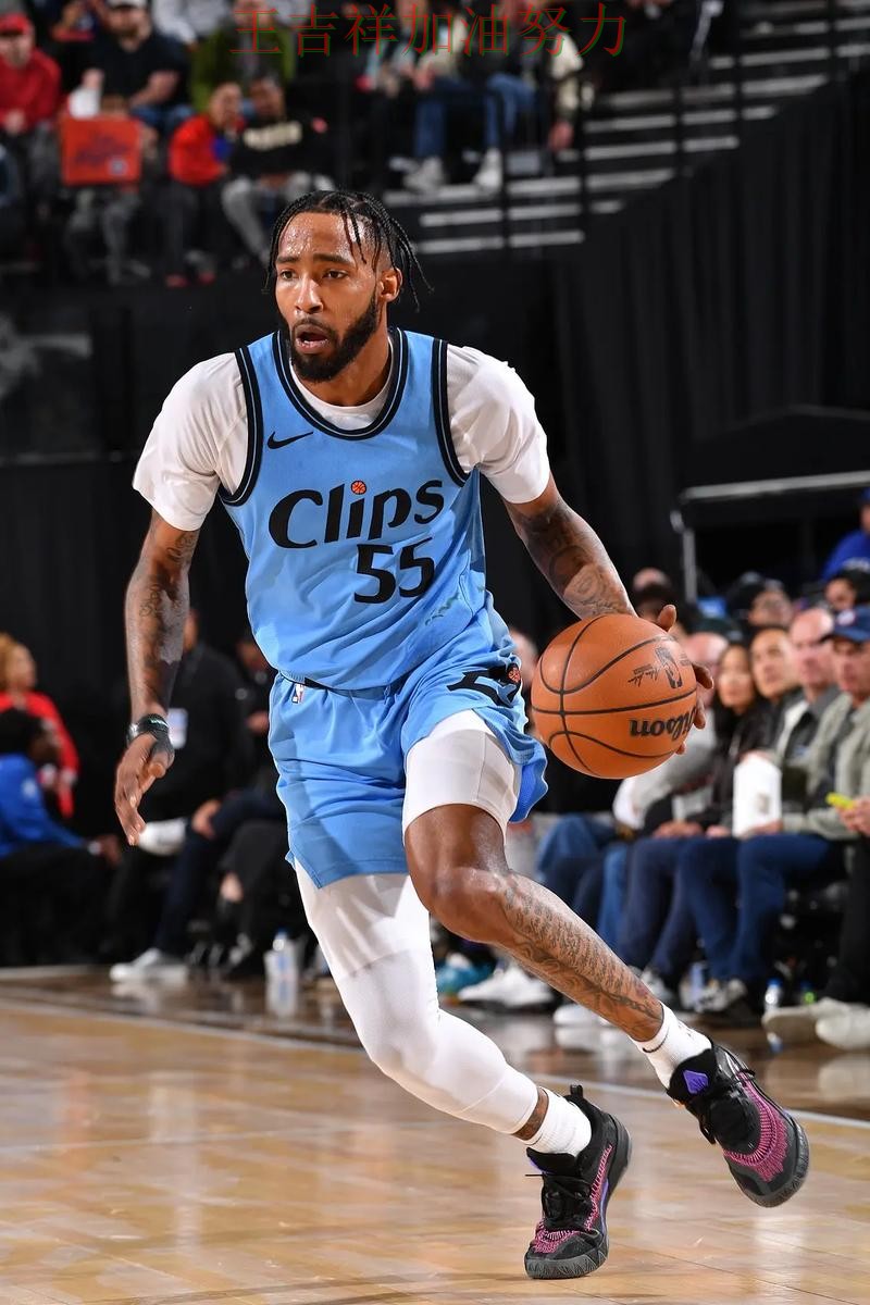 哈登状态回升引发热议 战术调整效果逐渐显现